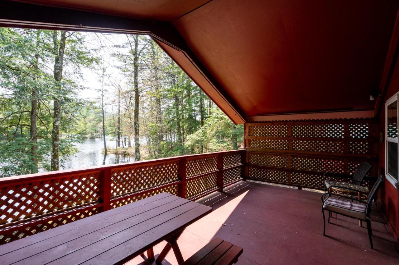 Hide-A-Way Waterfront Cottages Lake Luzerne Extérieur photo