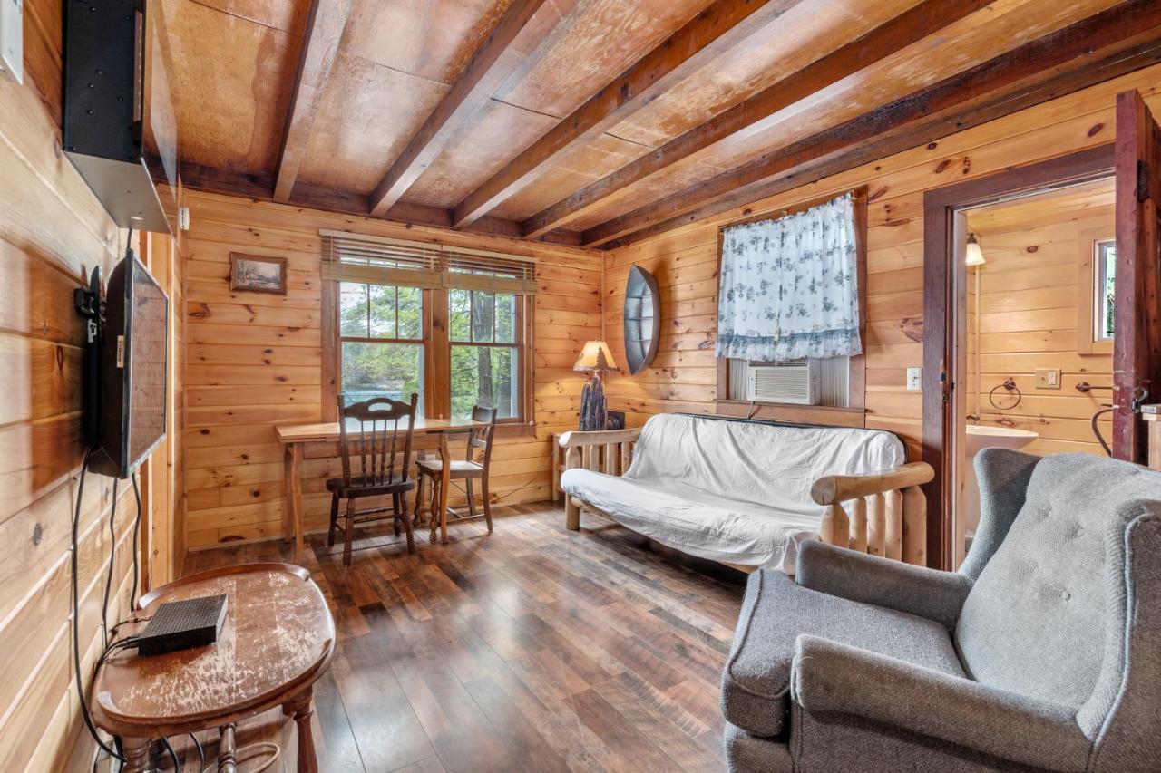 Hide-A-Way Waterfront Cottages Lake Luzerne Extérieur photo