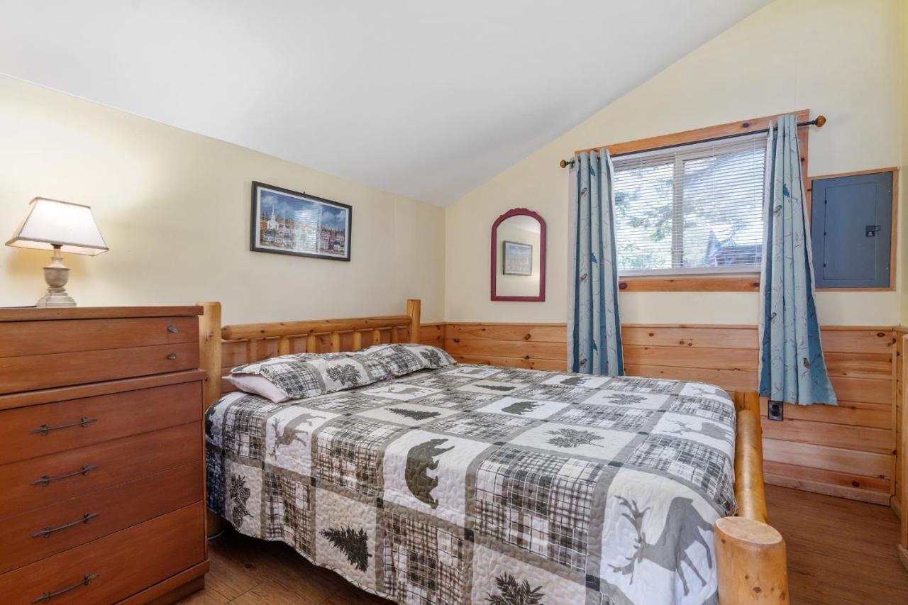 Hide-A-Way Waterfront Cottages Lake Luzerne Extérieur photo