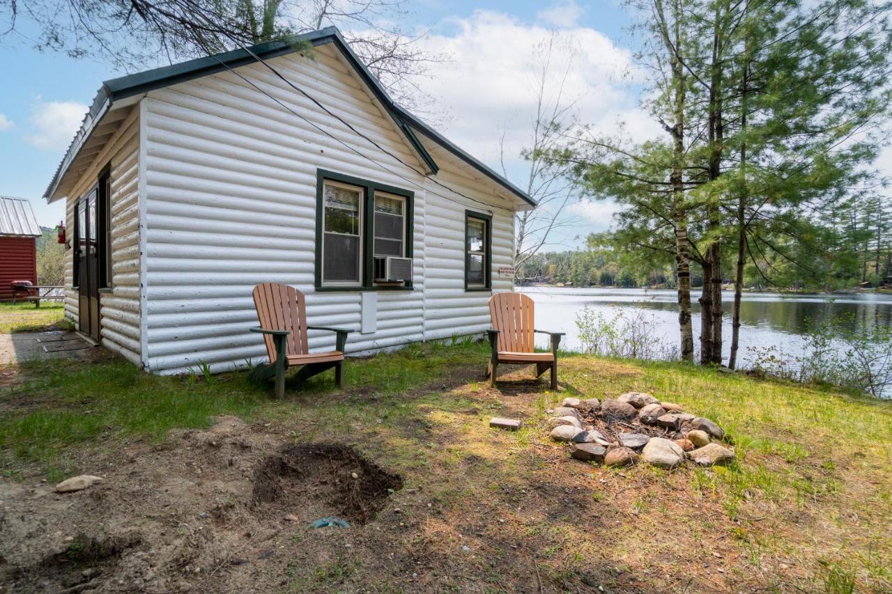 Hide-A-Way Waterfront Cottages Lake Luzerne Extérieur photo