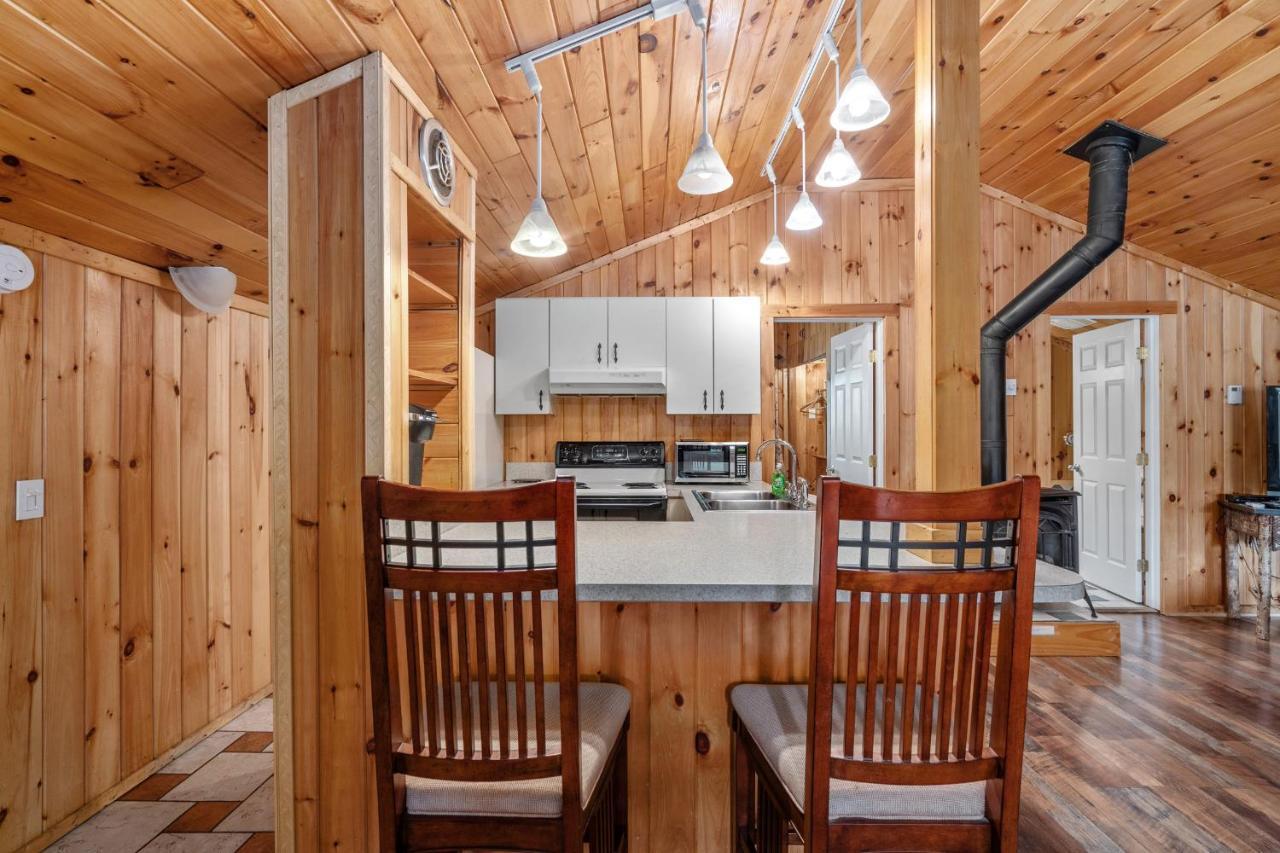 Hide-A-Way Waterfront Cottages Lake Luzerne Extérieur photo