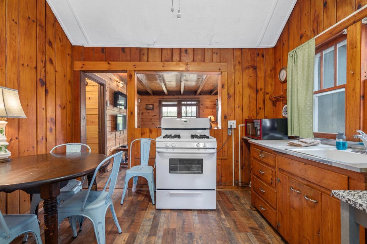 Hide-A-Way Waterfront Cottages Lake Luzerne Extérieur photo