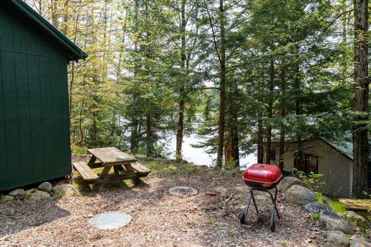 Hide-A-Way Waterfront Cottages Lake Luzerne Extérieur photo