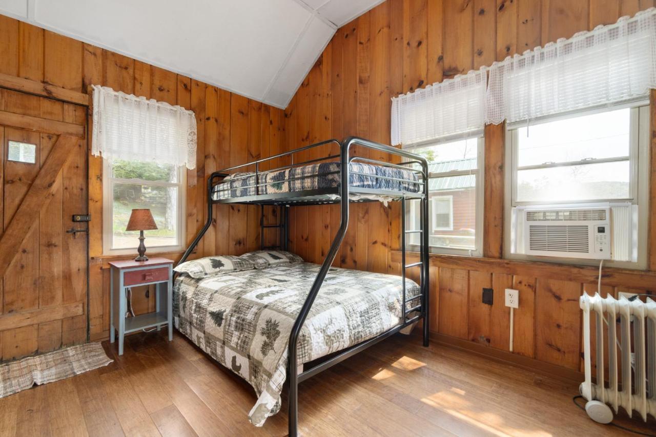 Hide-A-Way Waterfront Cottages Lake Luzerne Extérieur photo