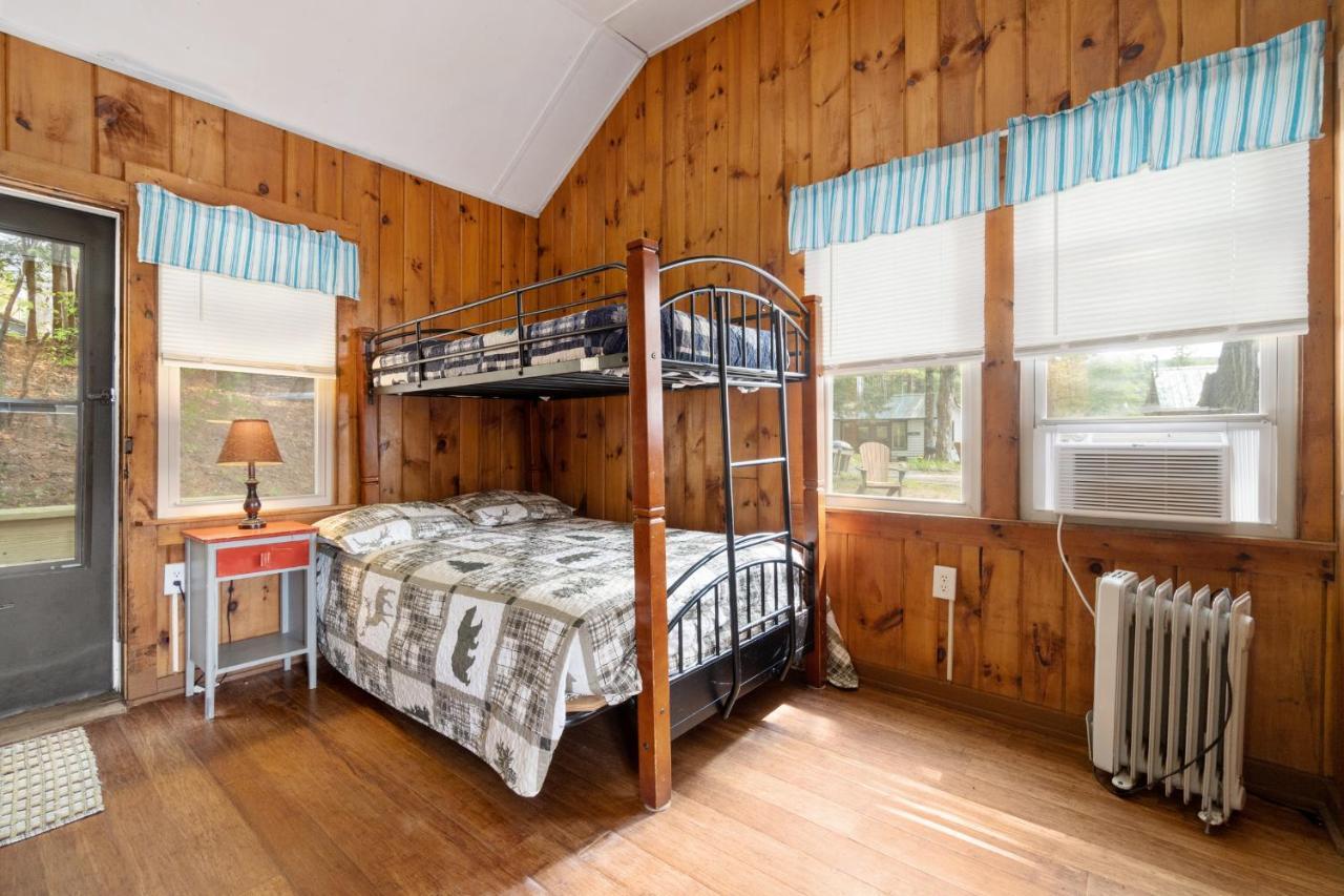 Hide-A-Way Waterfront Cottages Lake Luzerne Extérieur photo