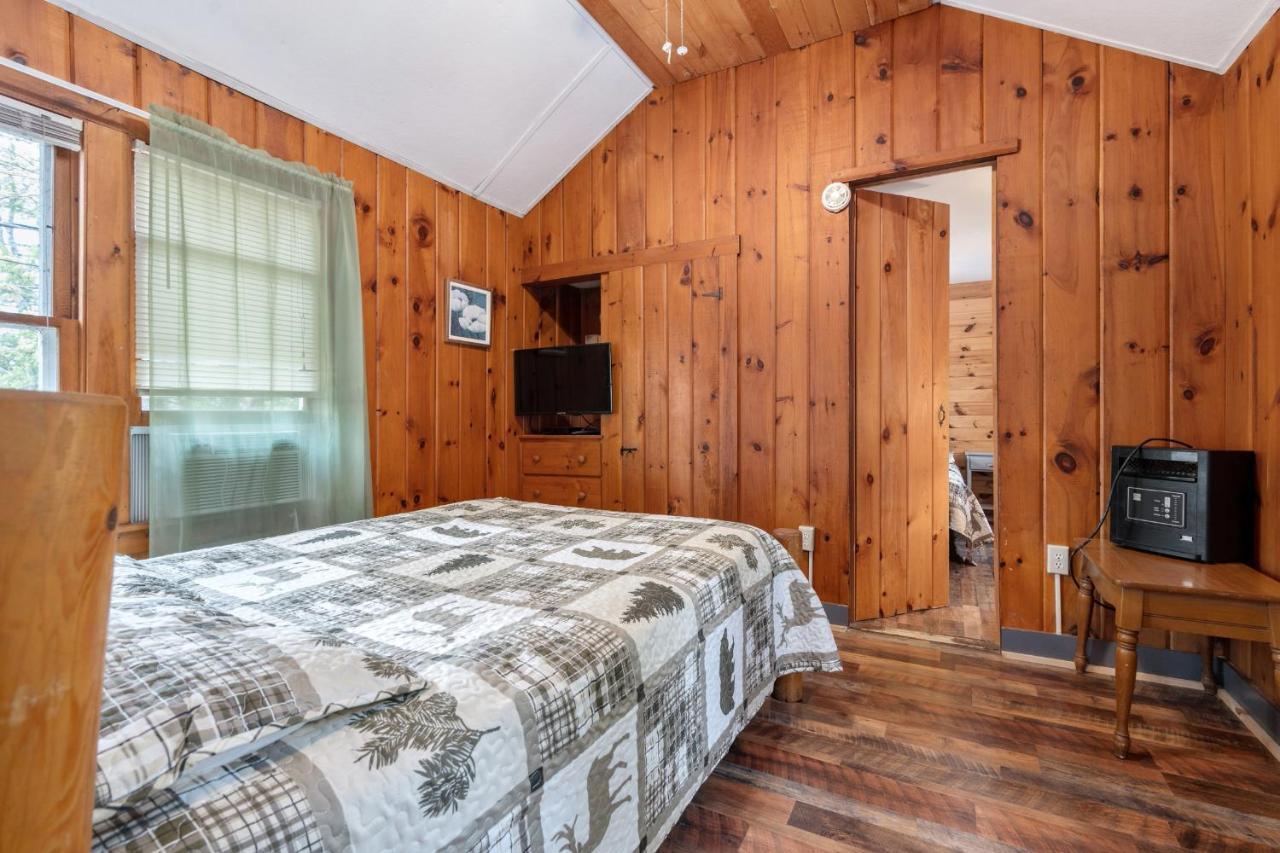 Hide-A-Way Waterfront Cottages Lake Luzerne Extérieur photo