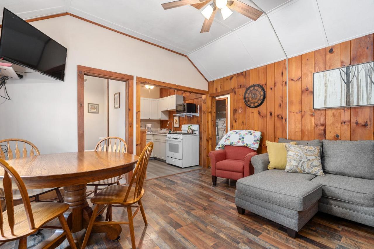 Hide-A-Way Waterfront Cottages Lake Luzerne Extérieur photo