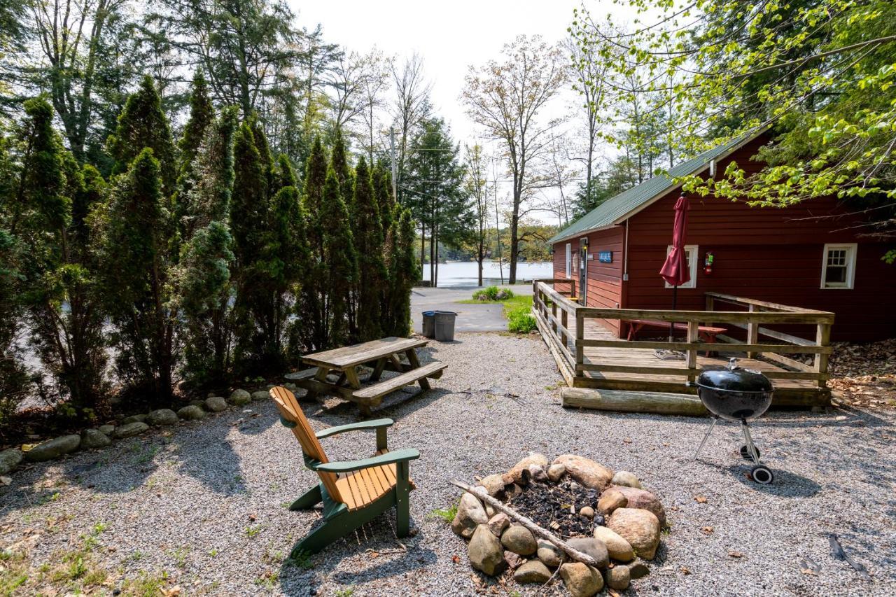 Hide-A-Way Waterfront Cottages Lake Luzerne Extérieur photo
