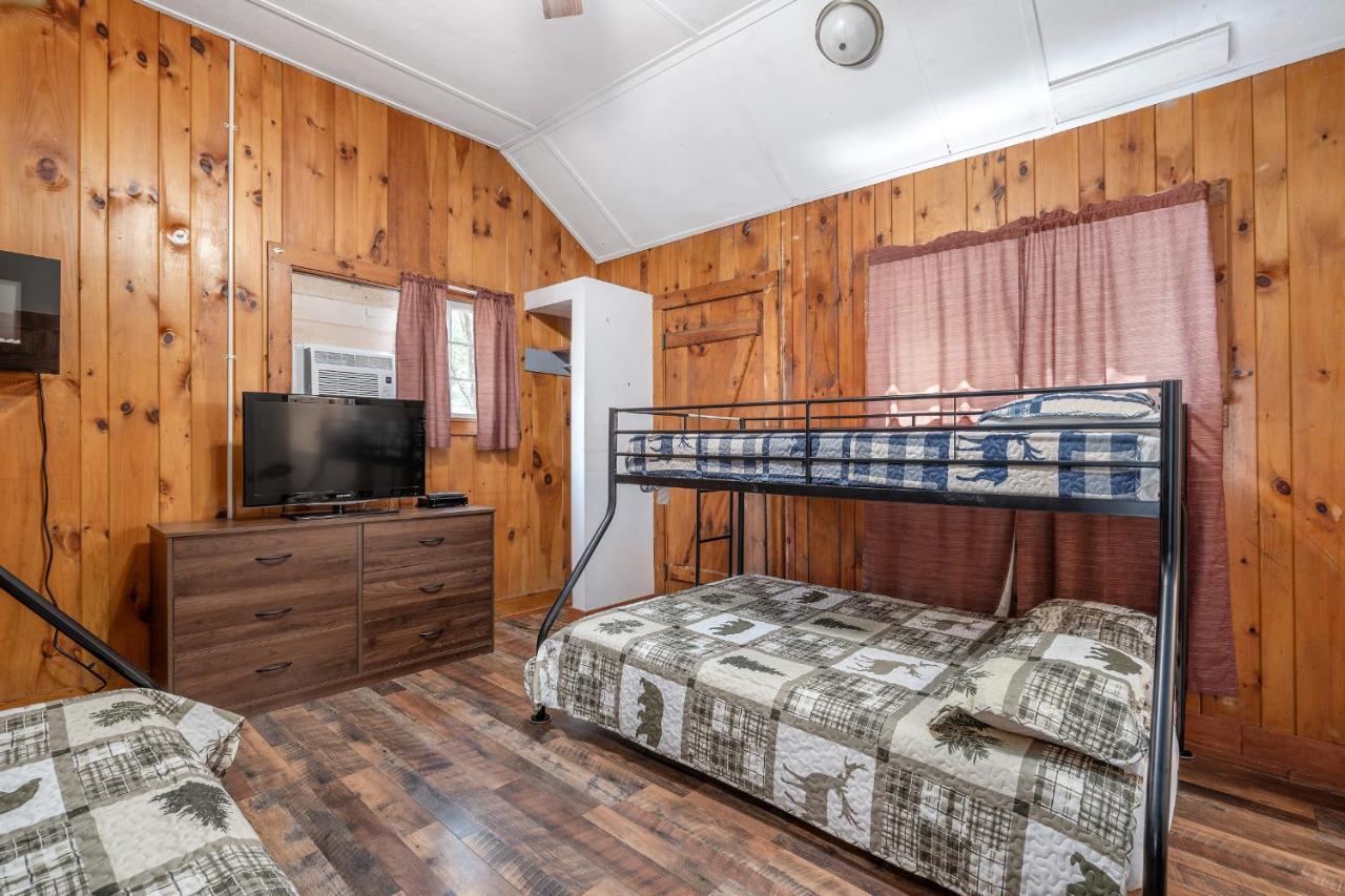 Hide-A-Way Waterfront Cottages Lake Luzerne Extérieur photo