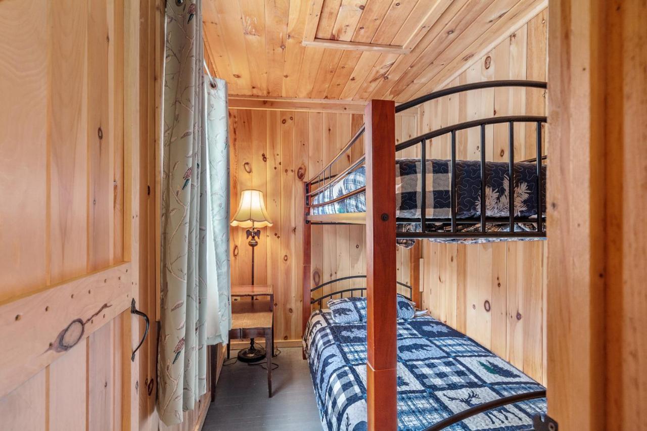 Hide-A-Way Waterfront Cottages Lake Luzerne Extérieur photo