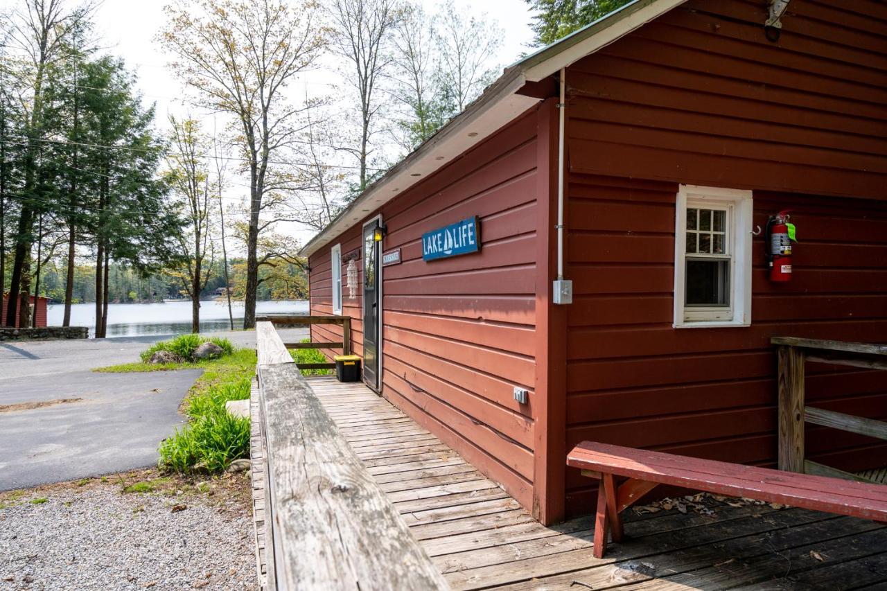 Hide-A-Way Waterfront Cottages Lake Luzerne Extérieur photo