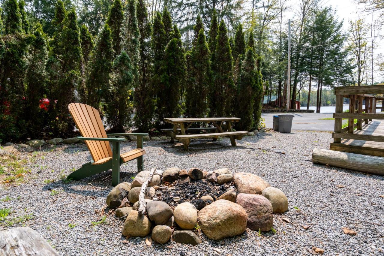 Hide-A-Way Waterfront Cottages Lake Luzerne Extérieur photo