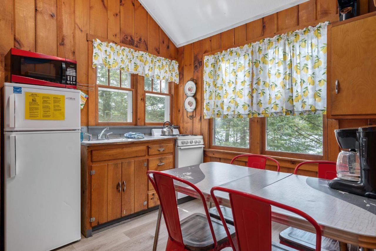 Hide-A-Way Waterfront Cottages Lake Luzerne Extérieur photo