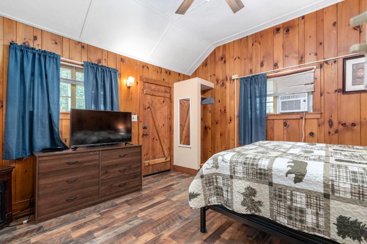 Hide-A-Way Waterfront Cottages Lake Luzerne Extérieur photo